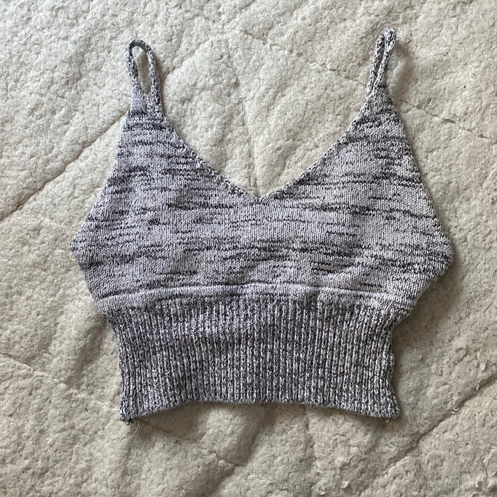 Gray knit material crop top 🤍